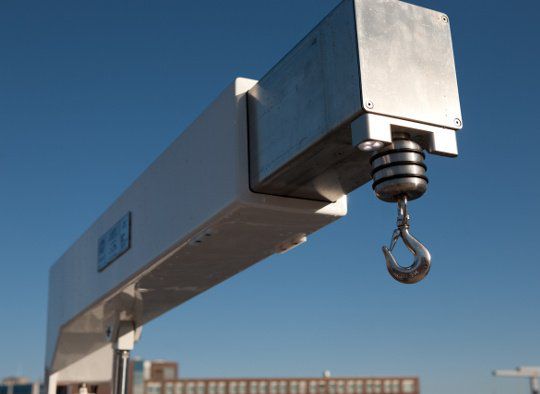Hidden deck crane