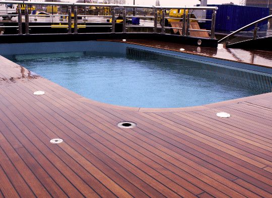 Swimming pool with movable floor